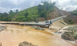 Mưa lớn, nhiều tuyến đường ở Quảng Trị bị ngập lụt và hư hỏng nặng