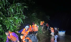 Cứu 6 người dân Quảng Trị mắc kẹt trong rừng giữa lũ dữ