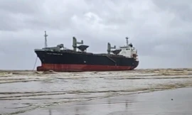 Một tàu lớn trôi dạt vào bờ biển Thanh Hóa, 19 người lên bờ an toàn