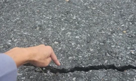 Xôn xao giun trồi lên chết khô, đường đèo nứt bất thường ở Quảng Trị 