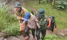 Bộ đội xuyên đêm tìm kiếm người phụ nữ bị lạc trong rừng giữa mưa lũ 