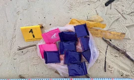 Nhiều túi ni lông chứa viên nén nghi ma tuý dạt vào bờ biển Quảng Trị 