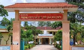 Sau vụ ngộ độc tập thể, học sinh đồng loạt nghỉ học ‘tẩy chay’ phó hiệu trưởng