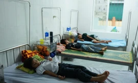 Nhân viên y tế ‘tố’ nữ phó hiệu trưởng độc quyền bếp ăn 