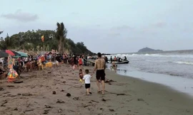 Tìm thấy 1 thi thể vụ 2 nam sinh bị sóng cuốn mất tích ở Thanh Hóa