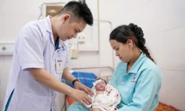 Bé sơ sinh mang dị tật hiếm gặp được cứu sống ngoạn mục 