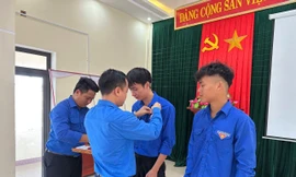Trao Huy hiệu Tuổi trẻ dũng cảm cho đoàn viên, thanh niên cứu sống phụ nữ nhảy cầu tự vẫn 