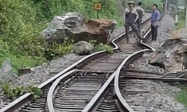 Đá 'khủng' lăn từ đỉnh núi xuống, đường ray sắt biến dạng, tàu hỏa Bắc - Nam ách tắc