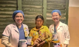 Bé 5 ngày tuổi bị thủng dạ dày vì được mẹ cho ăn cơm 