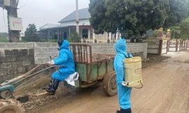 Lực lượng chức năng phun hoá chất khử trùng