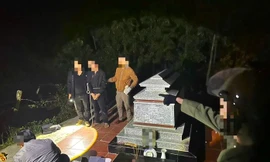 Giấu hơn 2.000 viên ma túy trong nghĩa địa để dùng dần 