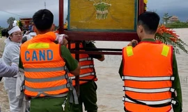 Tình quân dân ấm áp trong tang lễ giữa biển nước ở Quảng Trị