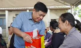 Phó Thủ tướng Nguyễn Chí Dũng thăm, tặng quà người dân vùng lũ Quảng Trị 