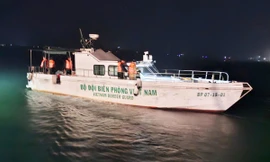 Cứu sống 2 ngư dân Quảng Trị bị chìm thuyền khi đánh cá trong đêm