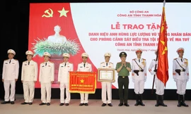 Thừa ủy quyền, Bộ trưởng Bộ Công an Lương Tam Quang trao danh hiệu Anh hùng Lực lượng vũ trang nhân dân tặng Phòng CSĐT tội phạm về ma túy Công an tỉnh Thanh Hóa.