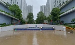 Hình ảnh nhiều khu chung cư thành 'ốc đảo' sau mưa lớn, dân dựng đập ngăn nước tràn vào hầm