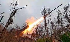 Bệ phóng rocket đa nòng Grad của Nga bắn về phía vị trí của Ukraine tại địa điểm không được công bố, ngày 12/11. (Ảnh: AP)