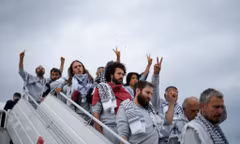 Israel trục xuất hơn 400 nhà hoạt động quốc tế sau bê bối quỳ gối, trói tay