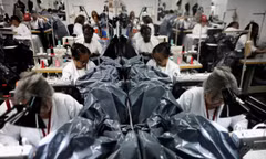 Xưởng thời trang chuyển sang may túi đựng thi thể sau thảm họa động đất Venezuela