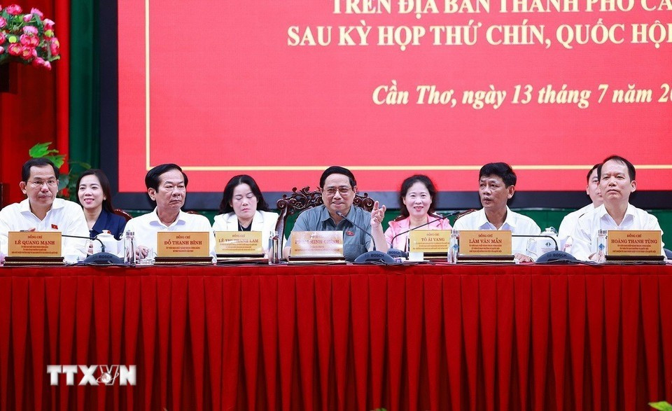 Thủ tướng Phạm Minh Chính và Đoàn đại biểu Quốc hội thành phố Cần Thơ tiếp xúc cử tri sau Kỳ họp thứ 9, Quốc hội khóa XV. (Ảnh: Dương Giang/TTXVN) tt6.jpg