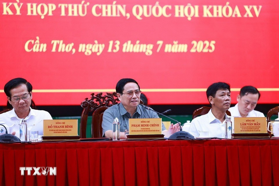 Thủ tướng Phạm Minh Chính và Đoàn đại biểu Quốc hội thành phố Cần Thơ tiếp xúc cử tri sau Kỳ họp thứ 9, Quốc hội khóa XV. (Ảnh: Dương Giang/TTXVN) tt5.jpg