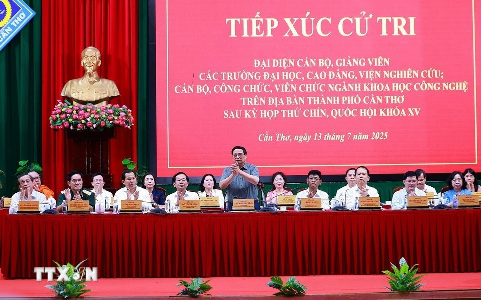 Thủ tướng Phạm Minh Chính và Đoàn đại biểu Quốc hội thành phố Cần Thơ tiếp xúc cử tri sau Kỳ họp thứ 9, Quốc hội khóa XV. (Ảnh: Dương Giang/TTXVN) tt3.jpg