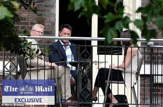 Trợ lý thân cận của Vua Charles và Hoàng tử Harry gặp nhau ở London. Ảnh: The Mail on Sunday. h1.jpg