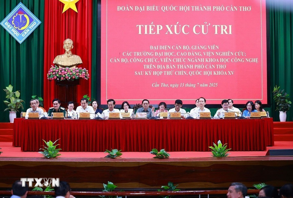 Thủ tướng Phạm Minh Chính và Đoàn đại biểu Quốc hội thành phố Cần Thơ tiếp xúc cử tri sau Kỳ họp thứ 9, Quốc hội khóa XV. (Ảnh: Dương Giang/TTXVN) tt7.jpg