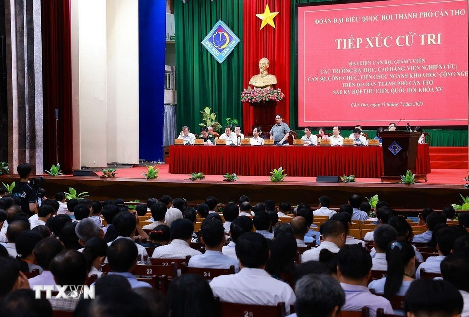 Thủ tướng Phạm Minh Chính và Đoàn đại biểu Quốc hội thành phố Cần Thơ tiếp xúc cử tri sau Kỳ họp thứ 9, Quốc hội khóa XV. (Ảnh: Dương Giang/TTXVN) tt2.jpg