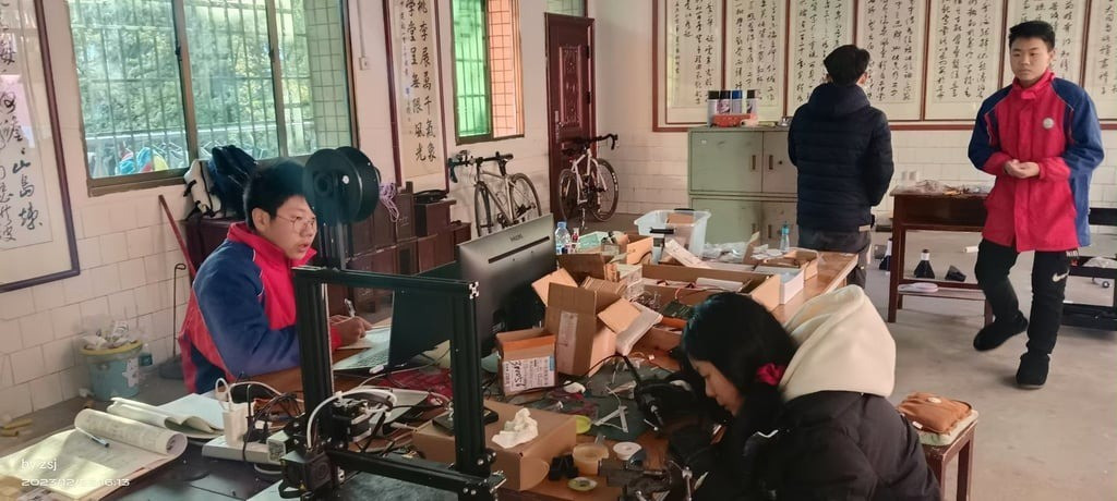 Trương cùng bạn bè nghiên cứu chế tạo tên lửa trong văn phòng do nhà trường cấp. Ảnh: Handout t4.jpg