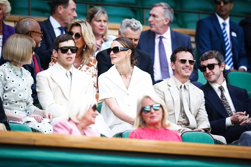 Từ trái sang: Anna Wintour, James Righton, Keira Knightley, Andrew Scott và Paul Mescal vào ngày 14/7. Ảnh: Getty Images. d2.jpg
