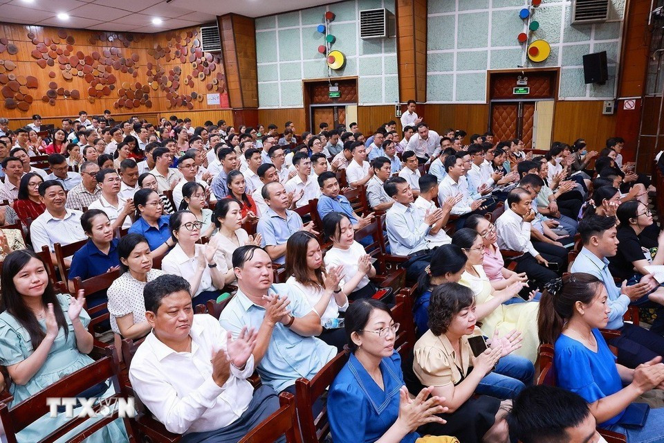 Các cử tri thành phố Cần Thơ tham dự hội nghị. (Ảnh: Dương Giang/TTXVN) tt9.jpg