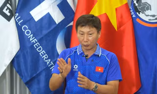HLV Kim Sang-sik: Vợ tắt tivi khi chúng tôi thua Thái Lan 2 bàn sau hiệp 1… 