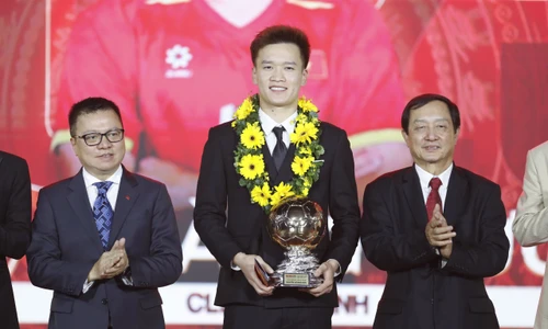 Nguyễn Hoàng Đức đoạt Quả bóng vàng Việt Nam 2025