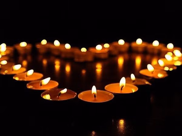 Trung Quốc: Thắp nến để cầu hôn bạn gái khiến cả căn phòng khách sạn bị thiêu rụi