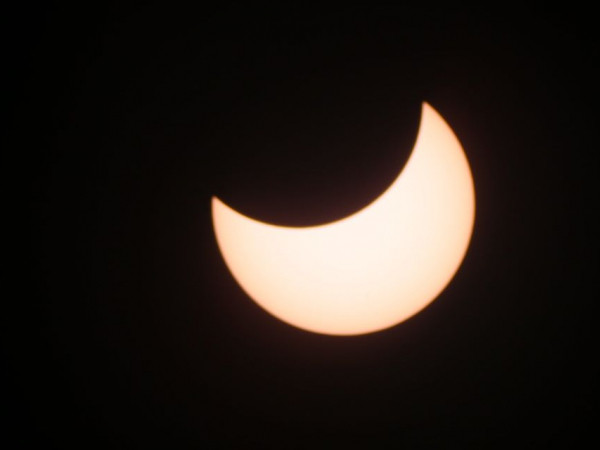 Các bạn trẻ Đà Nẵng thích thú ngắm nhật thực không-thể-bỏ-lỡ của thập kỷ 2010s