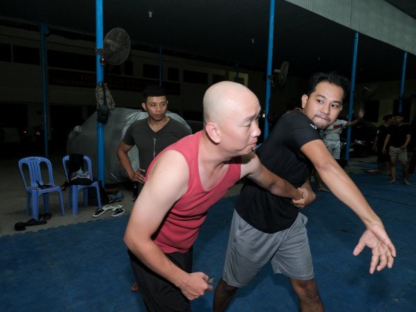 Vợ Huỳnh Đông đưa con trai đến trường võ thăm chồng đang tập luyện cho vai diễn trong "Lật mặt 5"