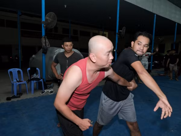Vợ Huỳnh Đông đưa con trai đến trường võ thăm chồng đang tập luyện cho vai diễn trong "Lật mặt 5"
