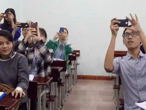 Ghi chép ư? Xưa rồi! Chụp ảnh bài giảng mới là cách học đang "dậy sóng"