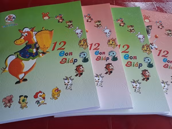 Học sinh được khen thưởng vở hình 12 con giáp: tí, sửu, dần, thỏ