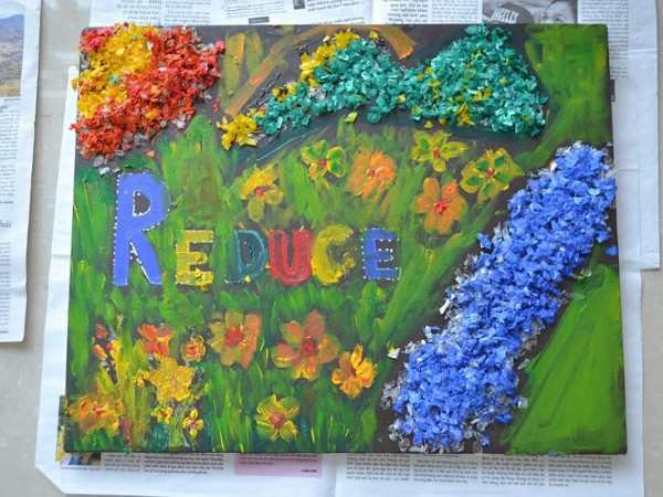 Các đại biểu SSEAYP cùng nhau biến nhựa thành tranh nghệ thuật