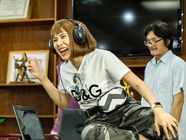 Hồ Bích Trâm thích thú hoá thân thành phóng viên, gây bất ngờ với phong cách "tomboy"