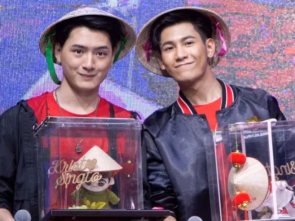 Fan "truỵ tim" vì khoảnh khắc "tình bể bình" của Krist và Singto trong fanmeeting tại Việt Nam