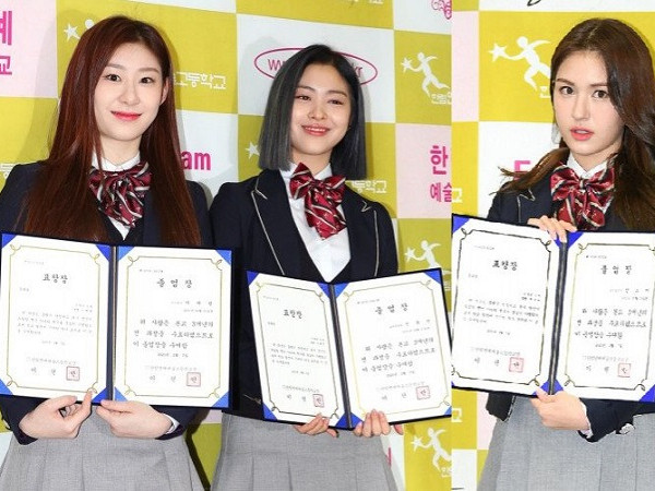 Ngắm các idol K-Pop khoe dáng trong ngày cuối cùng mặc đồng phục học sinh 