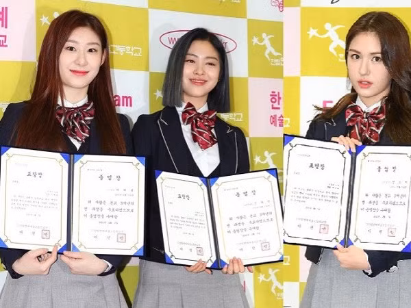 Ngắm các idol K-Pop khoe dáng trong ngày cuối cùng mặc đồng phục học sinh 