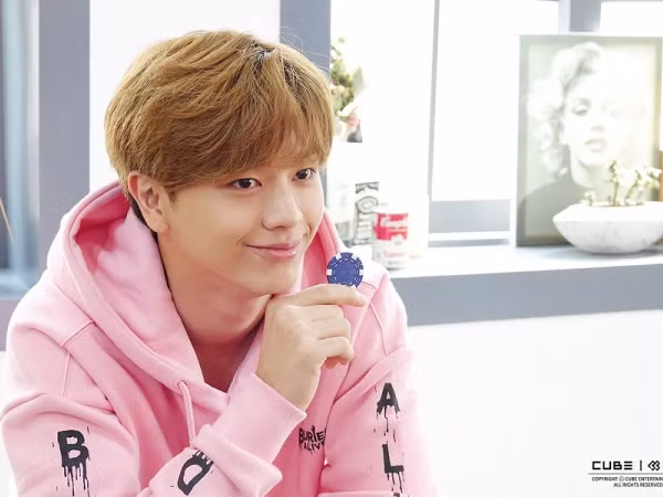 Còn ai lầy lội hơn Sungjae (BTOB): hớn hở mua lại chiếc mũ mình đã từng ký tặng