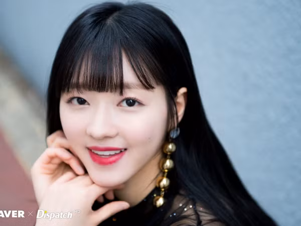 Đây chính là cô gái có đôi tay nhỏ nhất K-Pop, nhỏ đến mức bạn khó mà hình dung