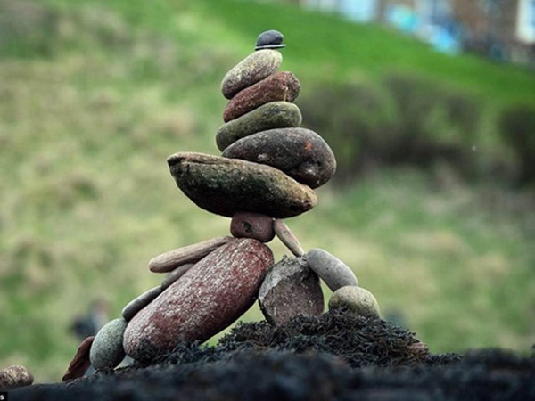 Nghệ thuật xếp đá cân bằng không cần keo dính