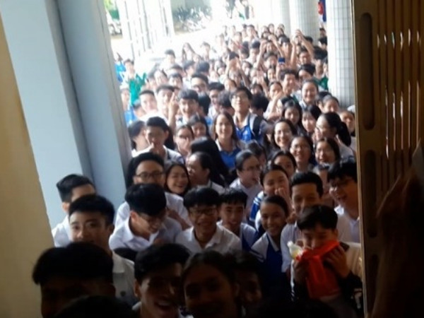 Cả trường vây kín nhà vệ sinh xem nam sinh Đà Nẵng tỏ tình lãng mạn như phim