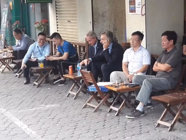 Tổng thống Argentina ngồi vỉa hè Hà Nội uống cà phê